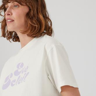 Το μοτίβο αυτού του T-shirt παραπέμπει στην ομορφότερη εποχή του χρόνου. Με πλούσιο όγκο σε γραμμή boyfriend, δίνει προσωπικό στυλ στην εμφάνισή σας. Φοριέται όλες τις μέρες, αλλά και στις διακοπές, πάνω από το μαγιό.Περιγραφή - Κοντά μανίκια - Φαρδιά γραμμή boyfriend - Στρογγυλή λαιμόκοψη - Μοτίβο μπροστάΔιαστάσεις για το μέγεθος 38/M - Μήκος: 62 εκ. - Μήκος μανικιών: 21 εκ. - Περίμετρος στήθους: 113 εκ.Σύνθεση και συντήρηση: - 100% βαμβάκι - Για τις οδηγίες συντήρησης, δείτε την ετικέτα του προϊόντος.