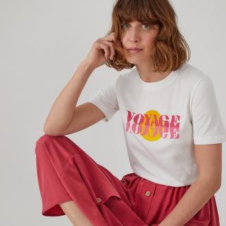 Αυτό το T-shirt έχει πολύχρωμη στάμπα εμπνευσμένη από τη δεκαετία του 80 που παραπέμπει σε διακοπές. Συνδυάζεται τέλεια με τζιν. Δίνει προσωπικό στυλ στην εμφάνισή σας. Φορέστε την και πάνω από το καλοκαιρινό σας μαγιό.Περιγραφή - Κοντά μανίκια - Στρογγυλή λαιμόκοψη - Ίσια γραμμή - Μοτίβο μπροστάΔιαστάσεις για το μέγεθος 38/M - Μήκος: 62 εκ. - Μήκος μανικιών: 22,5 εκ. - Περίμετρος στήθους: 95 εκ.Σύνθεση και συντήρηση: - 100% βαμβάκι - Πλύσιμο στους 30°C στο πρόγραμμα για ευαίσθητα - Σιδέρωμα σε χαμηλή θερμοκρασία - Απαγορεύεται το στεγνωτήριο - Απαγορεύεται το στεγνό καθάρισμα