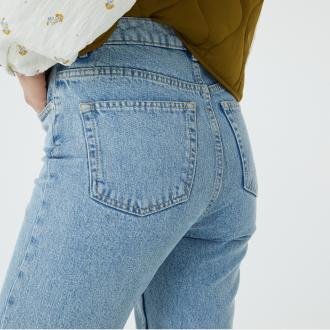 Ίσιο τζιν με ψηλή μέση. Σε γραμμή που ταιριάζει σε κάθε σωματότυπο και συνδυάζεται με όλα τα look. Απαραίτητο στo καθημερινό ντύσιμο, φοριέται όλες τις ώρες.Περιγραφή - Παντελόνι regular jeans - ΨηλόμεσοΔιαστάσεις για το μέγεθος 38/M - Μήκος καβάλου: 77 εκ. - Φάρδος στα μπατζάκια: 19 εκ. Σύνθεση και συντήρηση: - 100% βαμβάκι - Πλύσιμο στο πλυντήριο στους 30°C - Σιδέρωμα σε μέτρια θερμοκρασία - Απαγορεύεται το στεγνωτήριο - Απαγορεύεται το στεγνό καθάρισμα