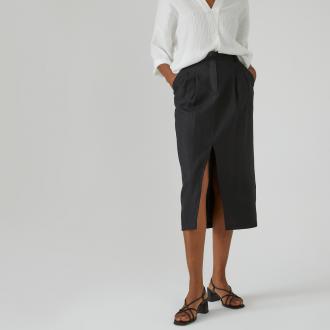 Μια πολύ κομψή και θηλυκή φούστα από λινό. Με πένσιλ γραμμή και μήκος μέχρι τα γόνατα για γοητεία και στυλ. Συνδυάστε την με ένα μπλέιζερ, ένα πουκάμισο ή ένα τοπ. Μια άκρως γοητευτική φούστα.Περιγραφή - Γραμμή πένσιλ - Μίντι μήκος - Πένσες μπροστά - 2 πλαϊνές τσέπες - Σκίσιμο στο κέντρο μπροστάΔιαστάσεις για το μέγεθος 38/M - Μήκος: 82 εκ.Σύνθεση και συντήρηση: - 100% λινό - Πλύσιμο στους 30°C στο πρόγραμμα για ευαίσθητα - Σιδέρωμα σε μέτρια θερμοκρασία - Απαγορεύεται το στεγνωτήριο - Απαγορεύεται το στεγνό καθάρισμα